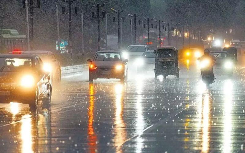 दिल्ली में मौसम ने ली करवट, आंधी और मूसलाधार बारिश