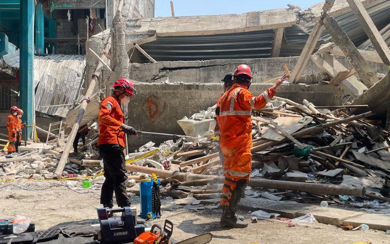 इंडोनेशिया में स्कूल ढहा, मृतकों की संख्या 53 हुई, सर्च ऑपरेशन जारी