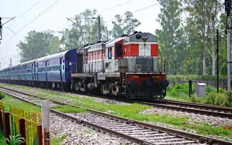 Diwali-Chhath Special Trains: दिवाली-छठ पर चलाई जाएंगी 14000 अतिरिक्त ट्रेनें, अब घर जाना होगा आसान