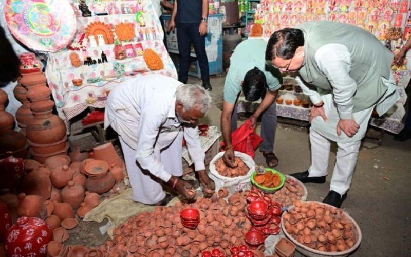 मुख्यमंत्री धामी का स्वदेशी पर फोकस, खटीमा में खरीदे स्थानीय उत्पाद